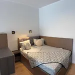 Stylish 2-bedroom Escape - Near Center