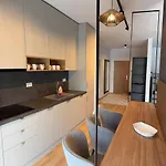 Stylish 2-bedroom Escape - Near Center Lejlighed