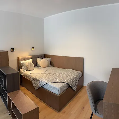 Stylish 2-bedroom Escape - Near Center