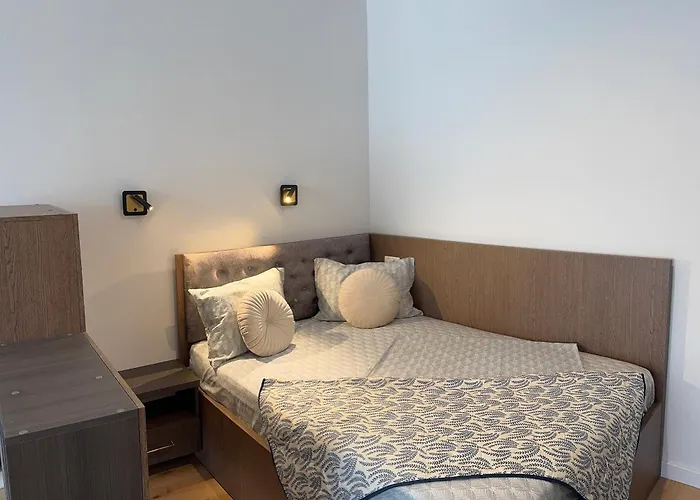 Stylish 2-bedroom Escape - Near Center