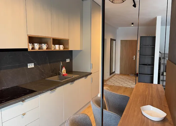 Stylish 2-bedroom Escape - Near Center Apartment