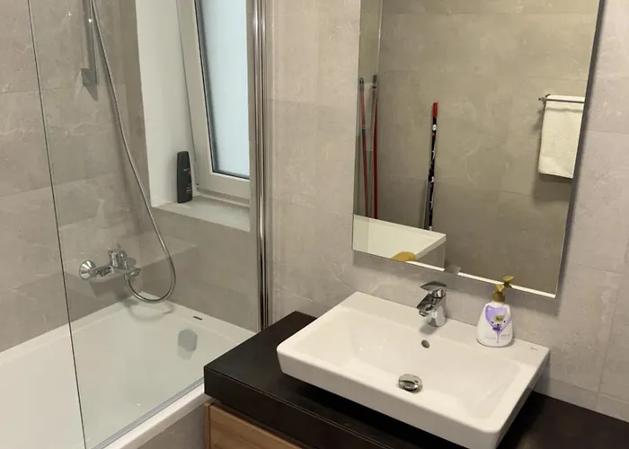 Apartment Stylish 2-bedroom Escape - Near Center *